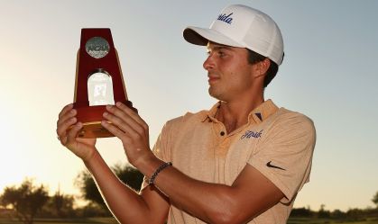 Fred Biondi com o troféu do NCAA