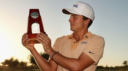 Fred Biondi com o troféu do NCAA