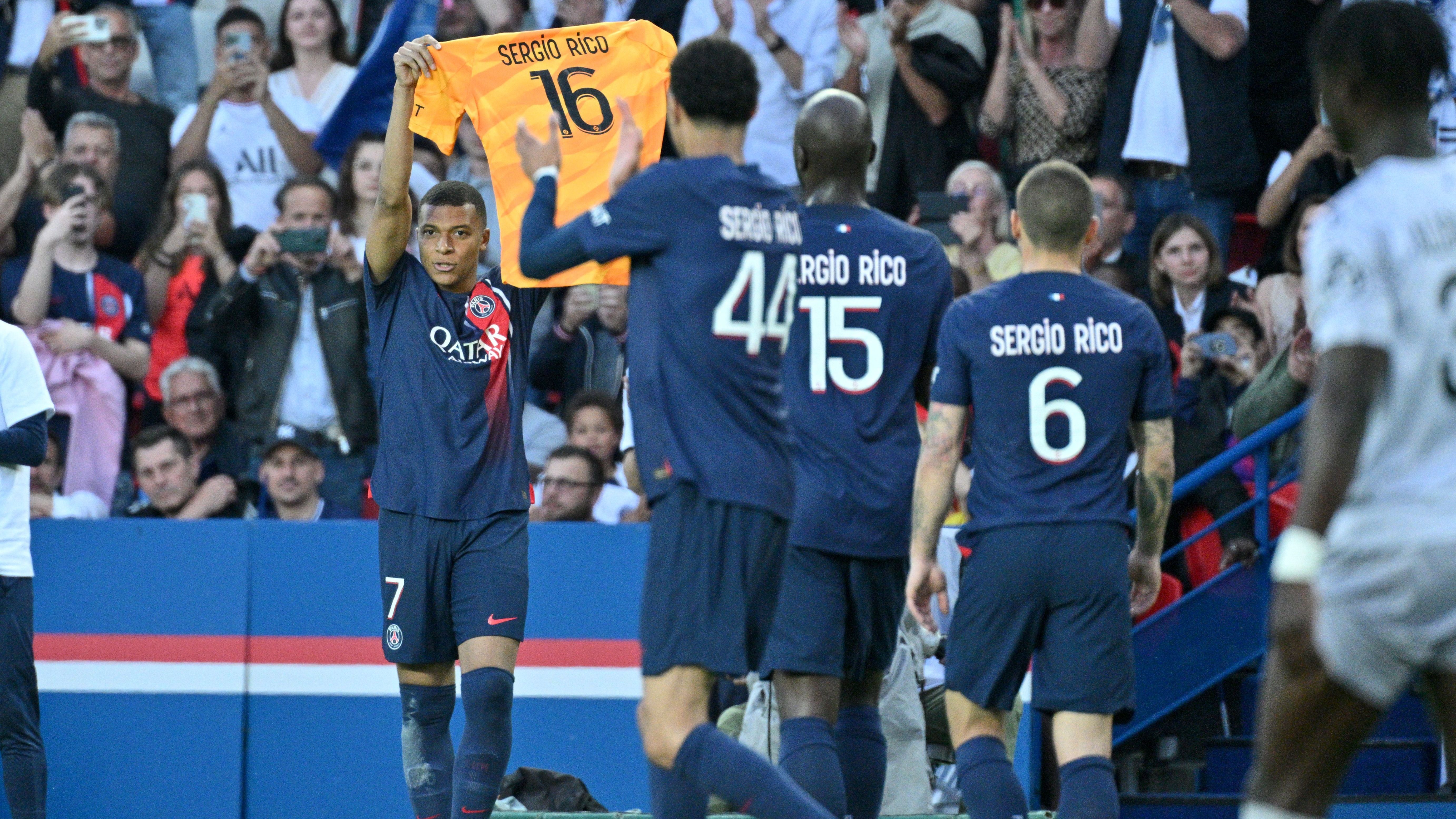 Mbappé e jogadores do PSG homenagearam Sergio Rico no último jogo do PSG na temporada
