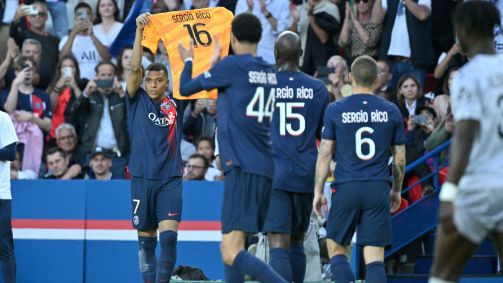 Mbappé e jogadores do PSG homenagearam Sergio Rico no último jogo do PSG na temporada