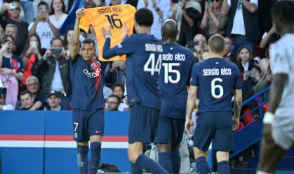 Mbappé e jogadores do PSG homenagearam Sergio Rico no último jogo do PSG na temporada