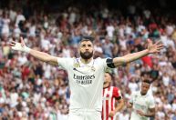 Real Madrid oficializa saída de Benzema; atacante marca em despedida