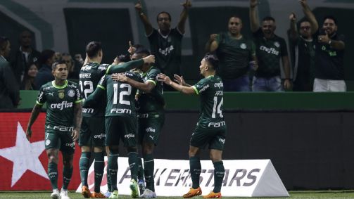 Jogadores do Palmeiras comemoram o primeiro gol de Rony