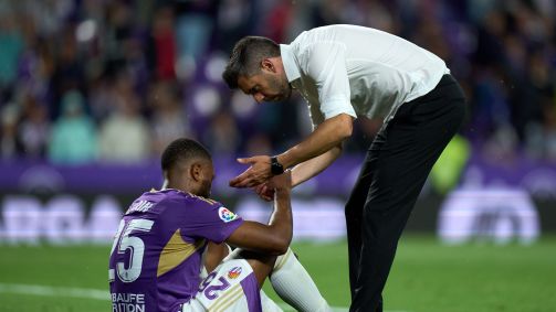 Pezzolano consola Cyle Larin após o rebaixamento do Valladolid