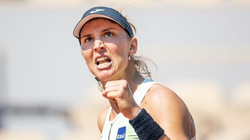 Bia Haddad comemora vitória em Roland Garros