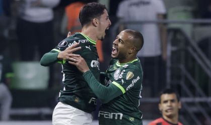 Piquerez e Mayke comemoram gol do Palmeiras