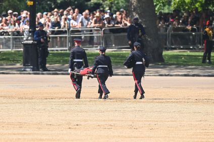 Guarda galês desmaiou enquanto o príncipe William, Príncipe de Gales realiza a revisão do coronel no Horse Guards Parade em 10 de junho de 2023 em Londres, Inglaterra