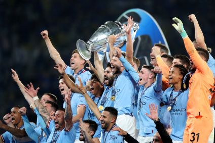 Jogadores do Manchester City levantam a taça
