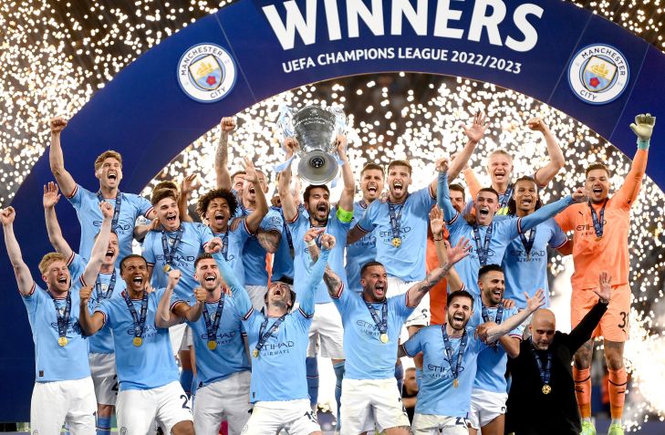Jogadores do Manchester City levantam a taça da Liga dos Campeões 2023 / Michael Regan - UEFA/UEFA via Getty Images