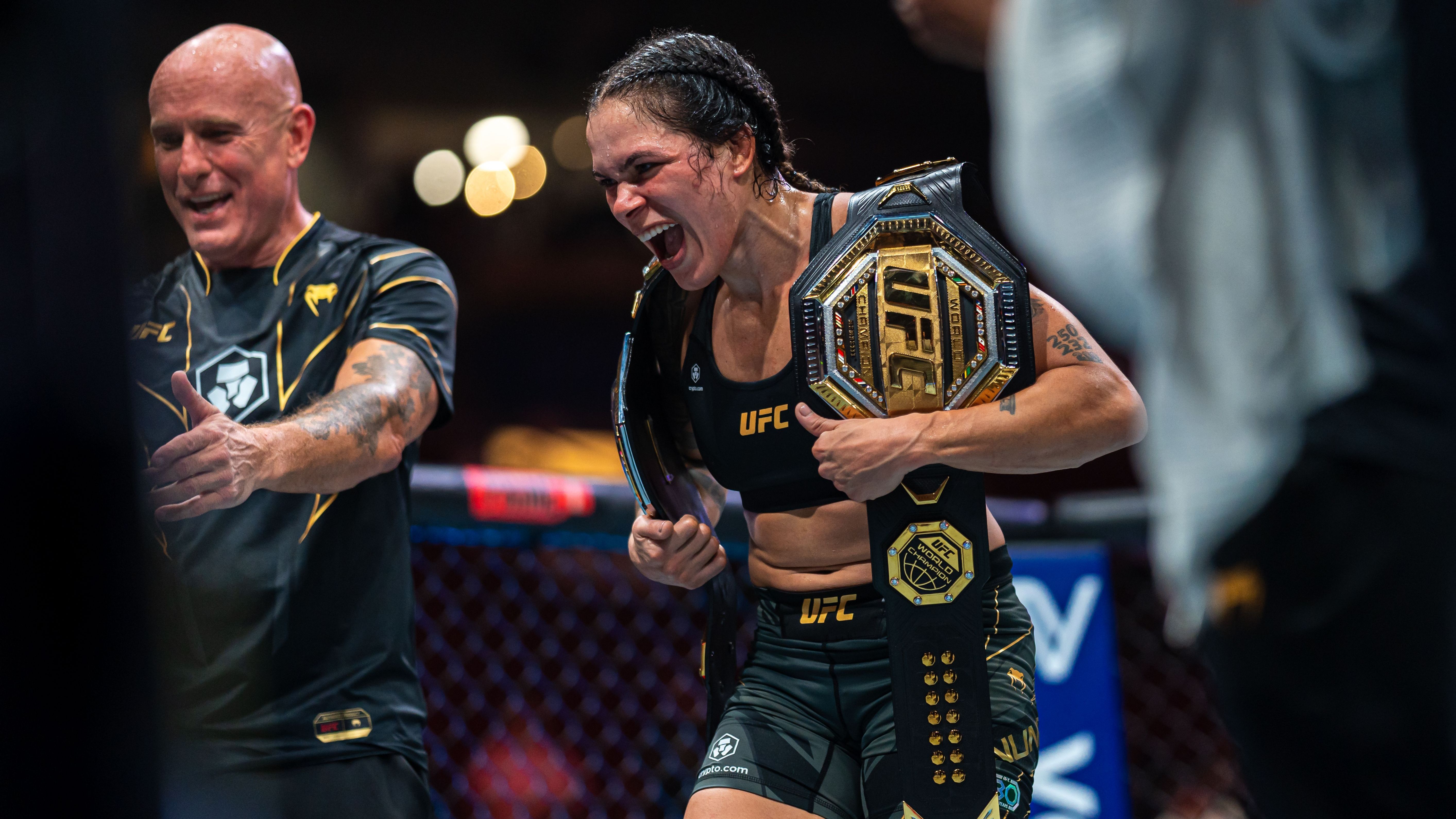 Amanda Nunes com seus dois cinturões
