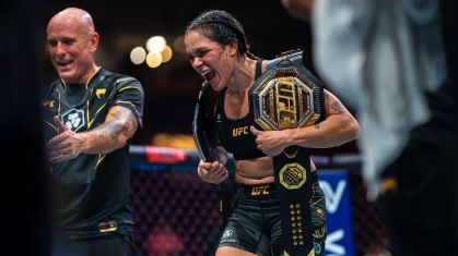 Amanda Nunes com seus dois cinturões