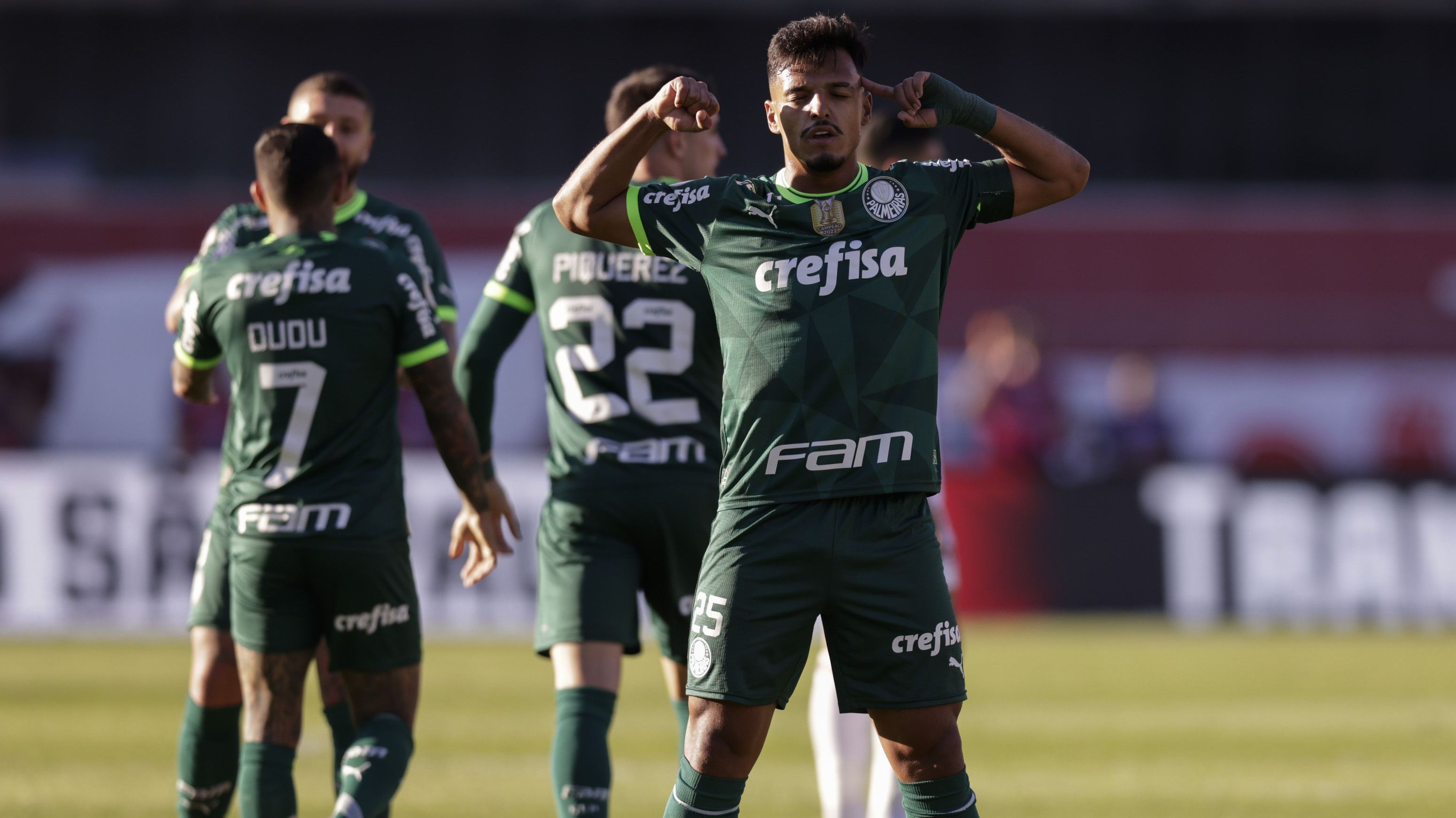 Gabriel Menino comemora gol do Palmeiras no clássico