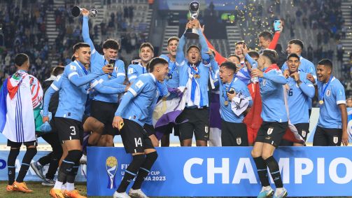 Elenco uruguaio comemora o título do Mundial Sub-20, na Argentina