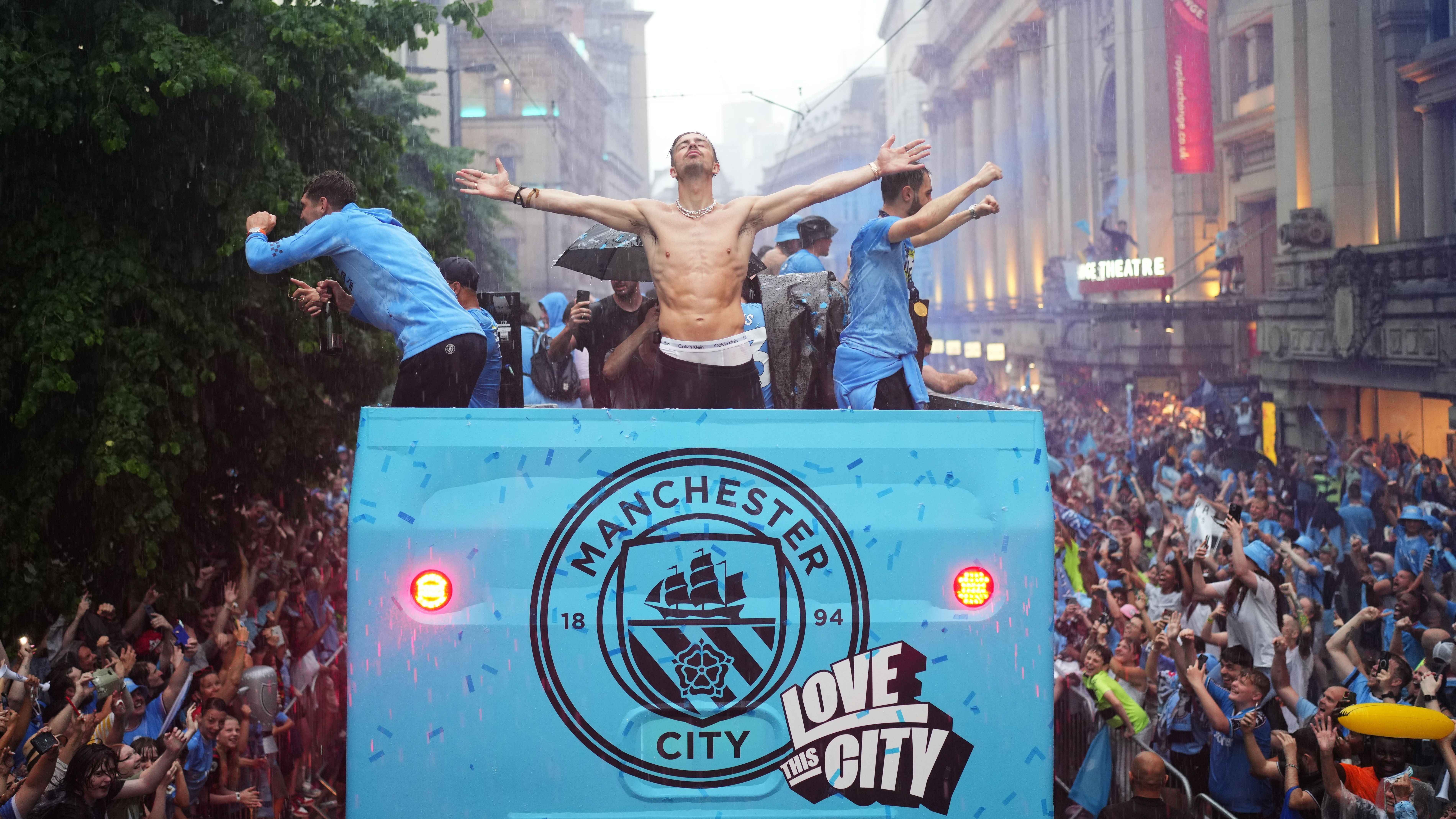 Jack Grealish comemora a tríplice coroa do City nas ruas de Manchester