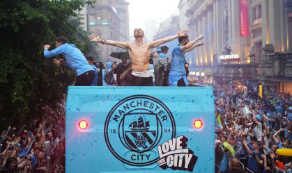 Jack Grealish comemora a tríplice coroa do City nas ruas de Manchester