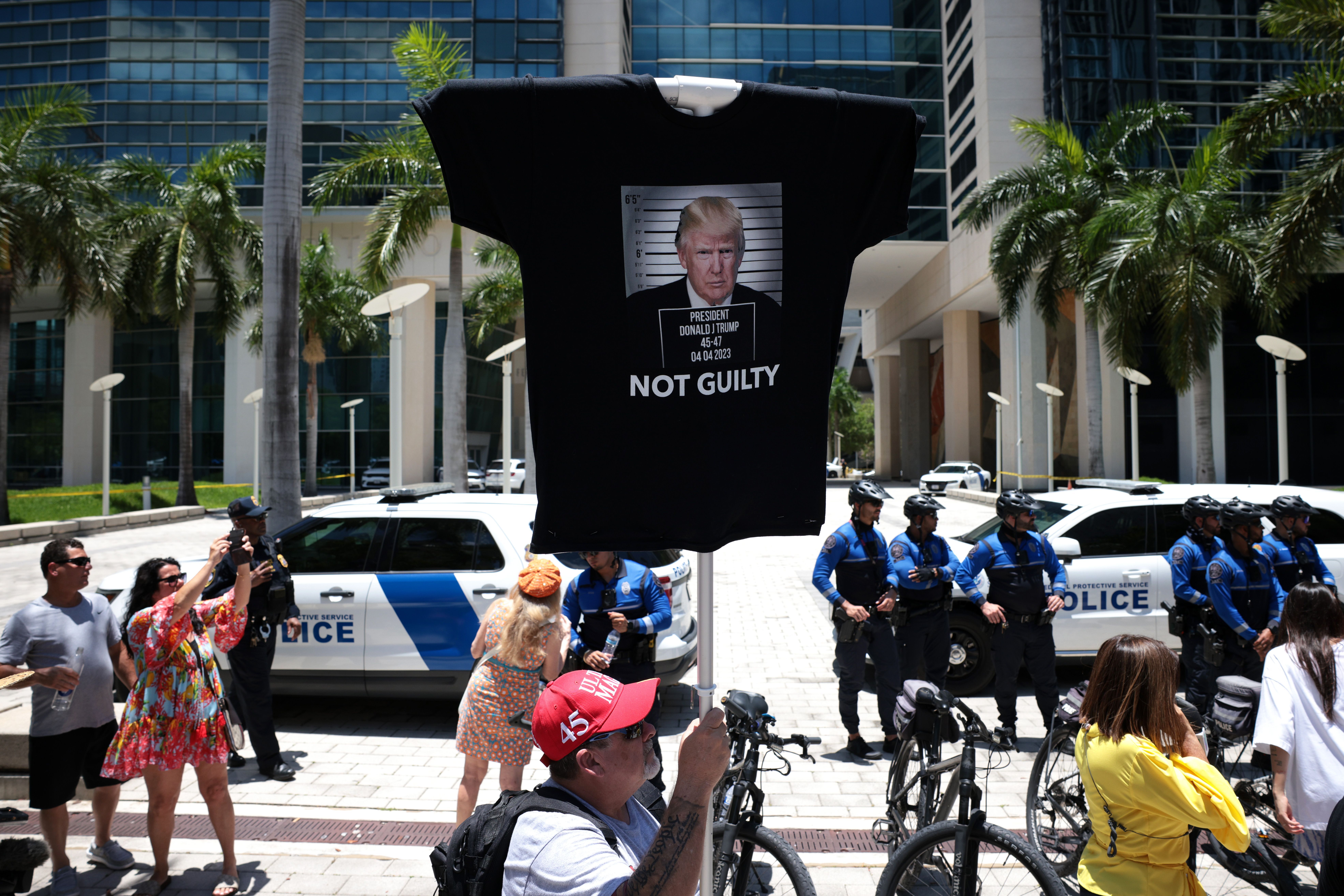 Manifestantes apoiadores do ex-presidente dos EUA Donald Trump demonstram apoio em frente ao tribunal federal de Miami. / Win McNamee/Getty Images