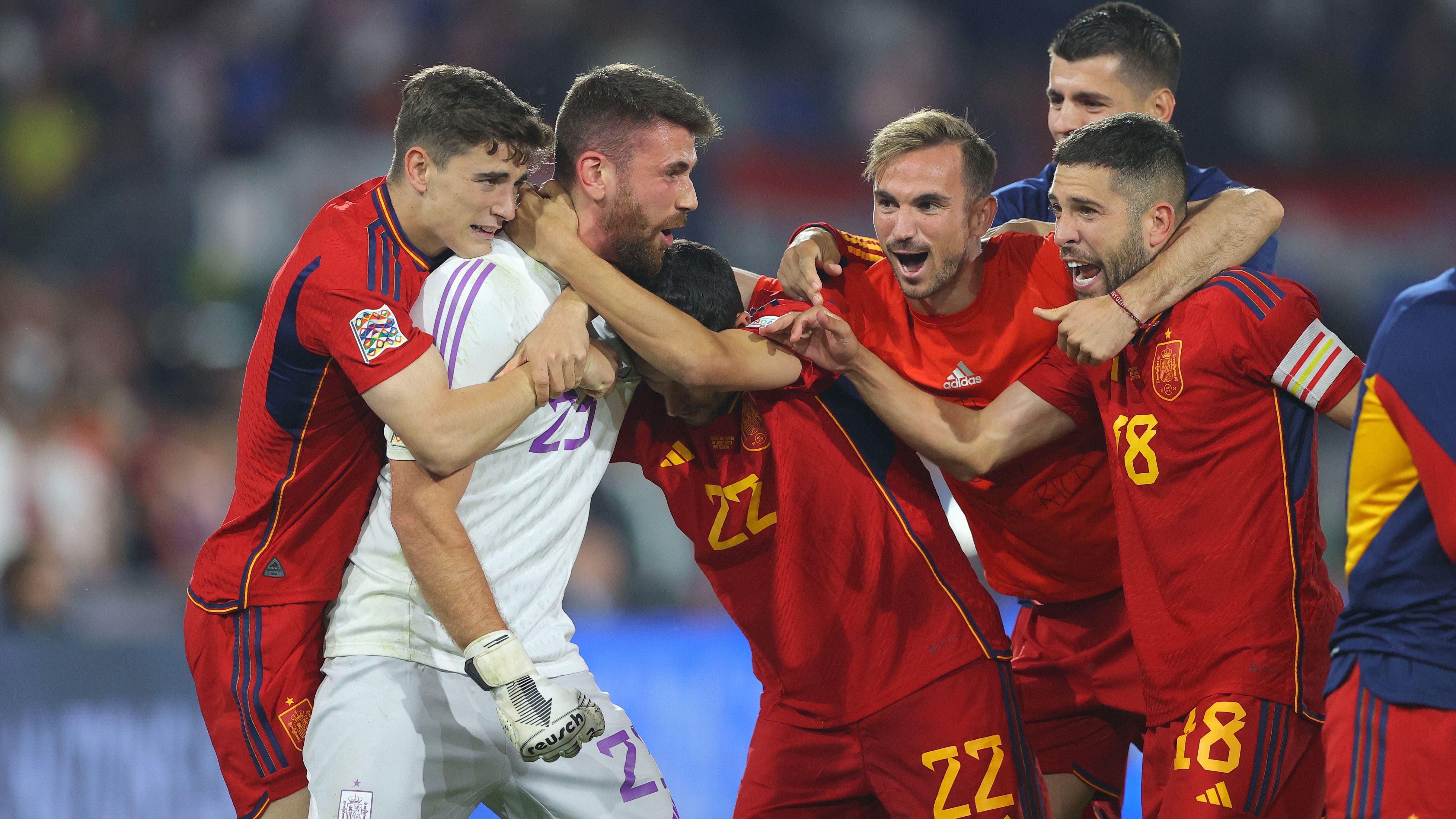 Jogadores comemoram com Unai Simón, que defendeu dois pênaltis na decisão contra o Croácia / James Gill - Danehouse/Getty Images