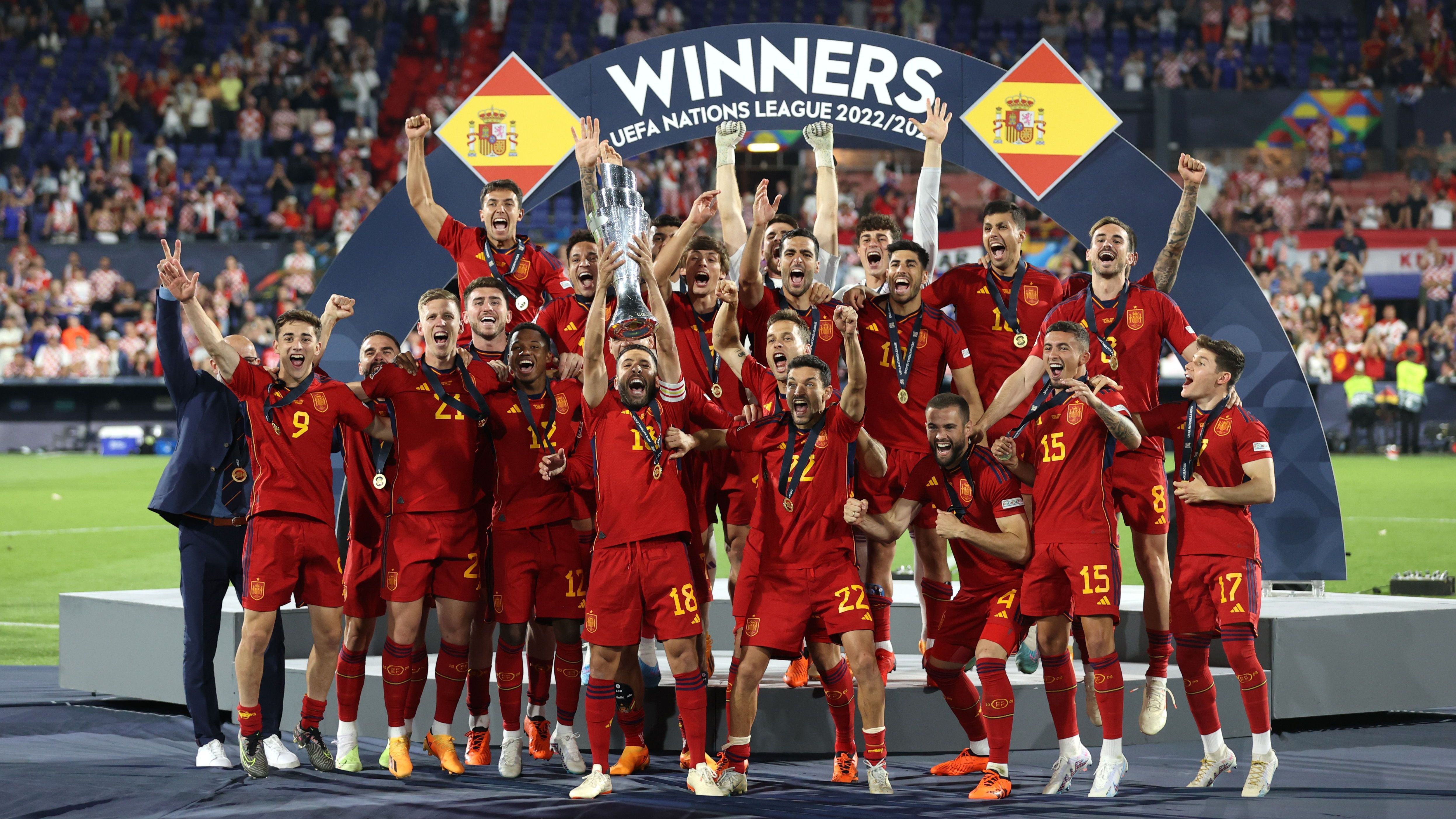 Capitão Jordi Alba levanta a taça da Liga das Nações junto com os companheiros de Seleção Espanhola