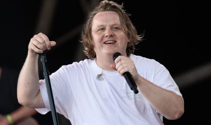 Lewis Capaldi anuncia pausa por causa da síndrome de Tourette: "Decisão mais difícil da minha vida"