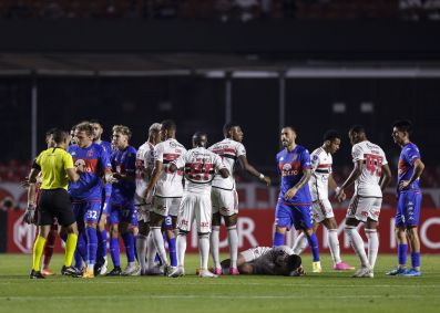 Pablo Maia sente lesão após entrada violenta