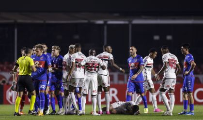 Pablo Maia sofre carrinho violento, é substituído e preocupa São Paulo