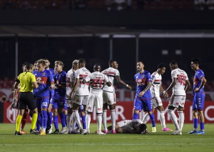Pablo Maia sente lesão após entrada violenta
