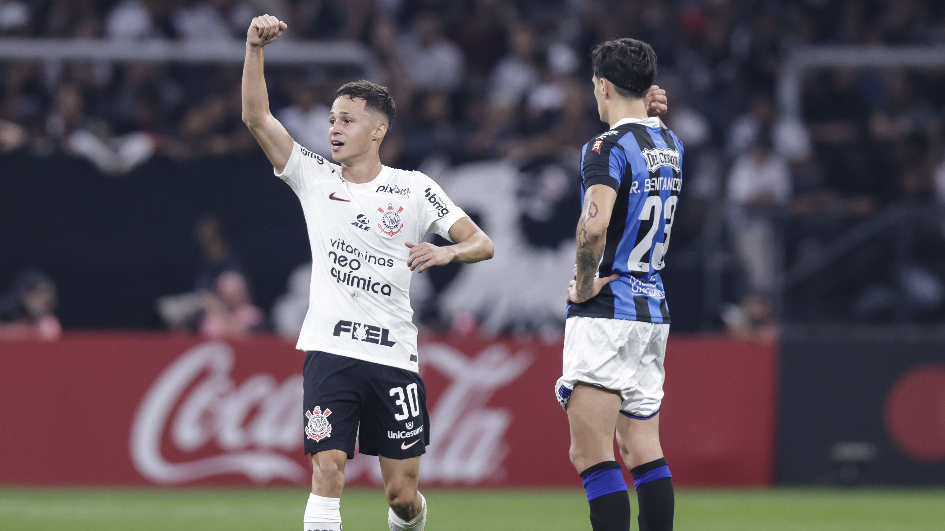 Matheus Araujo comemora o primeiro gol do Corinthians sobre o Liverpool-URU