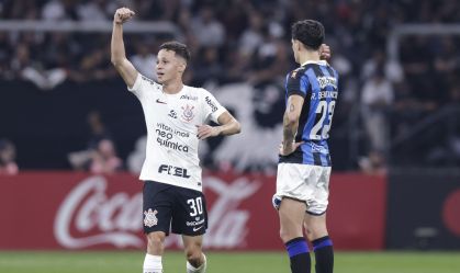 Matheus Araujo comemora o primeiro gol do Corinthians sobre o Liverpool-URU