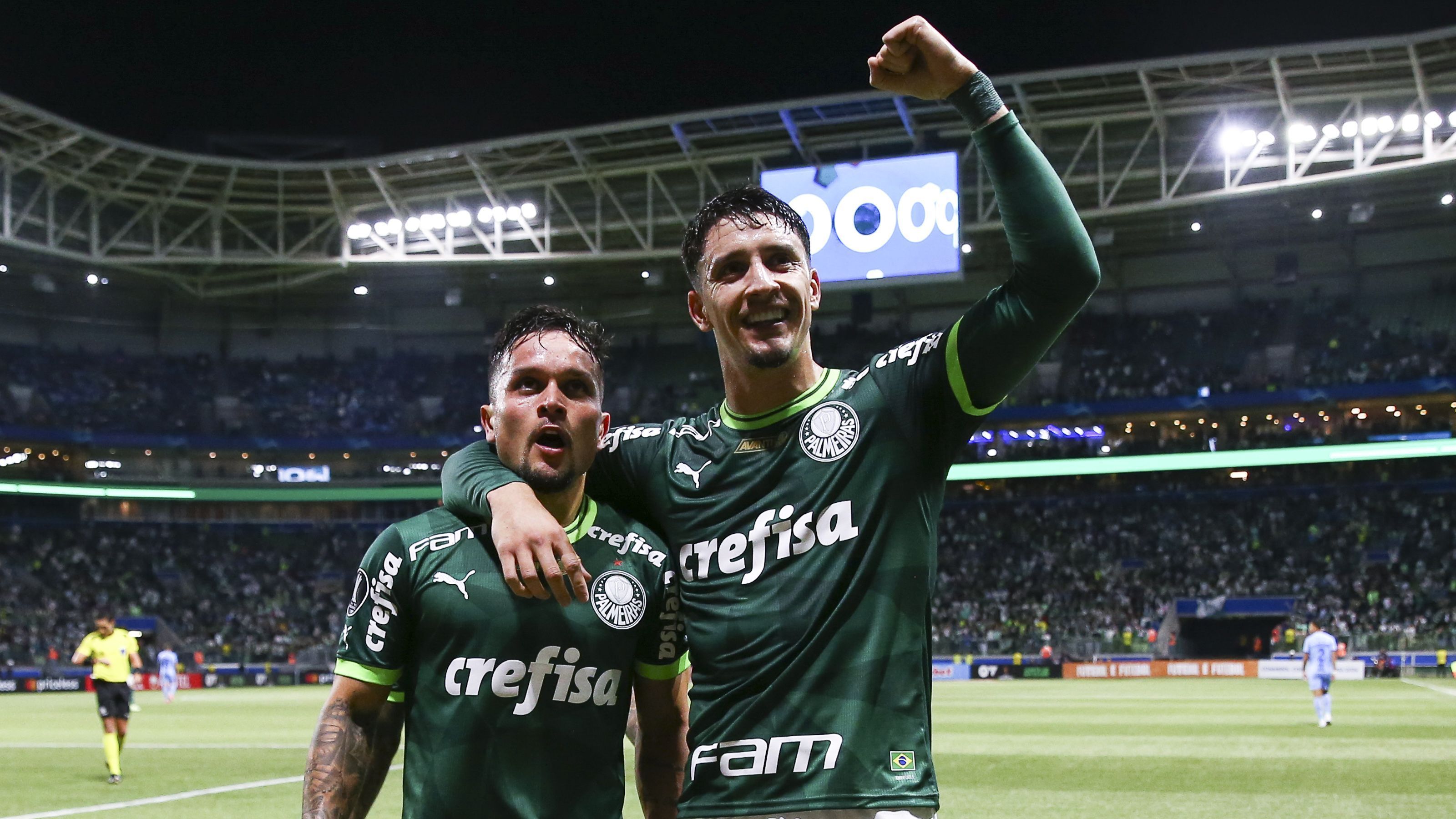 Artur e Piquerez comemoram gol do Palmeiras sobre o Bolívar, pela Libertadores