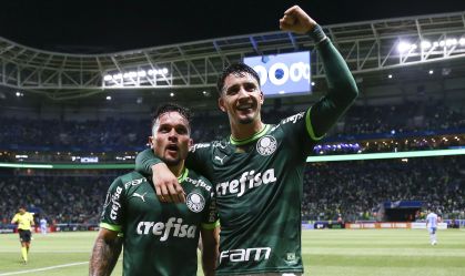 Artur e Piquerez comemoram gol do Palmeiras sobre o Bolívar, pela Libertadores