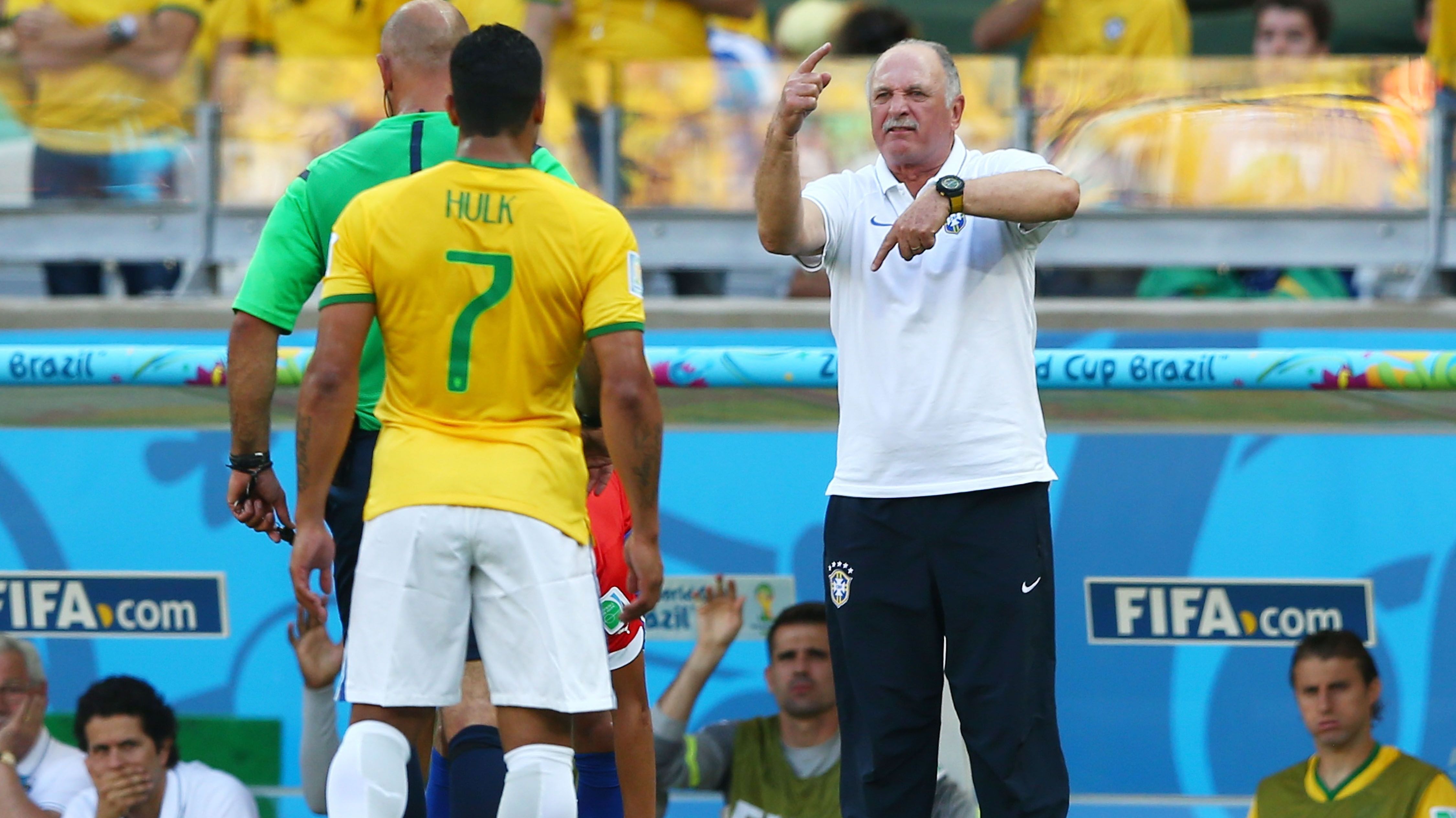 Felipão conversa com Hulk em partida contra o Chile na Copa do Mundo de 2014