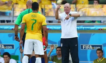Felipão conversa com Hulk em partida contra o Chile na Copa do Mundo de 2014