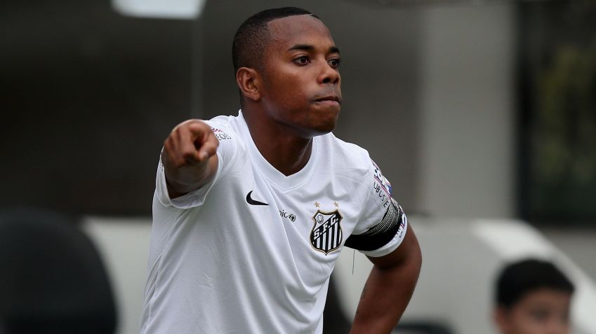 Robinho em campo pelo Santos no Brasileirão de 2015 / Friedemann Vogel/Getty Images