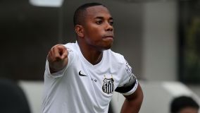 Robinho em campo pelo Santos no Brasileirão de 2015