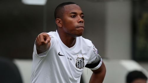 Robinho em campo pelo Santos no Brasileirão de 2015