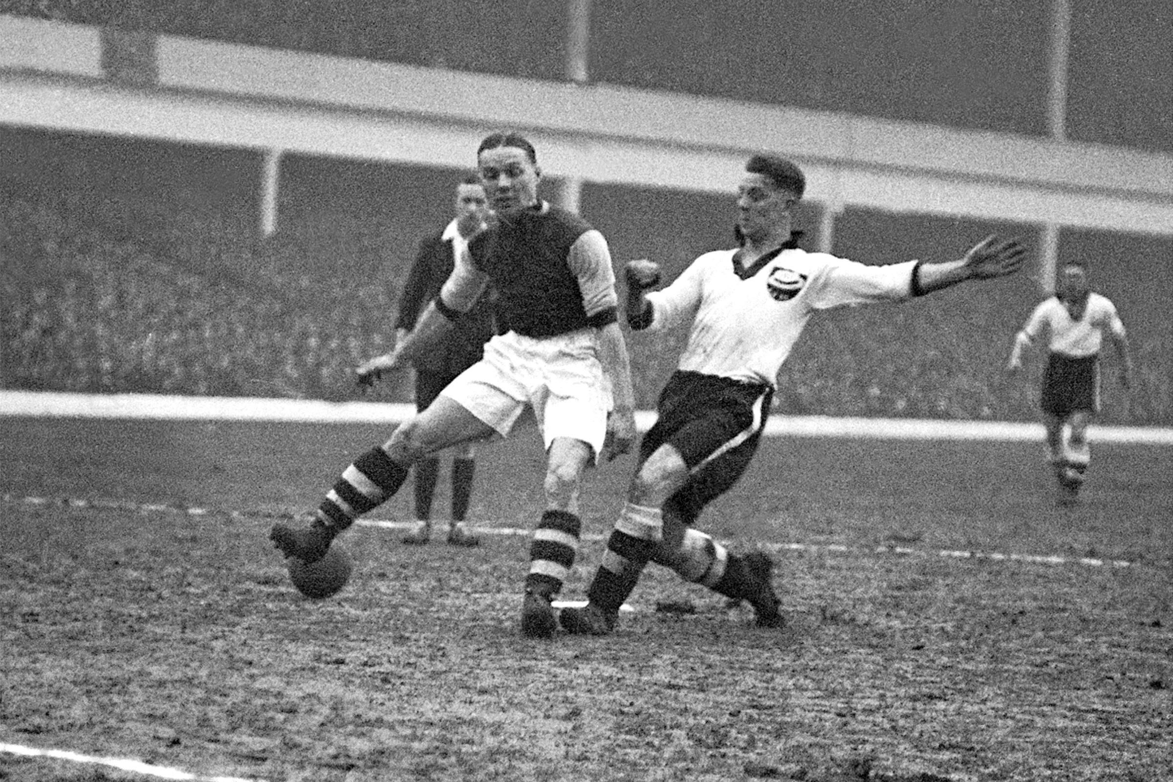 Partida entre Luton Town e West Ham United, em 1936 / Getty Images
