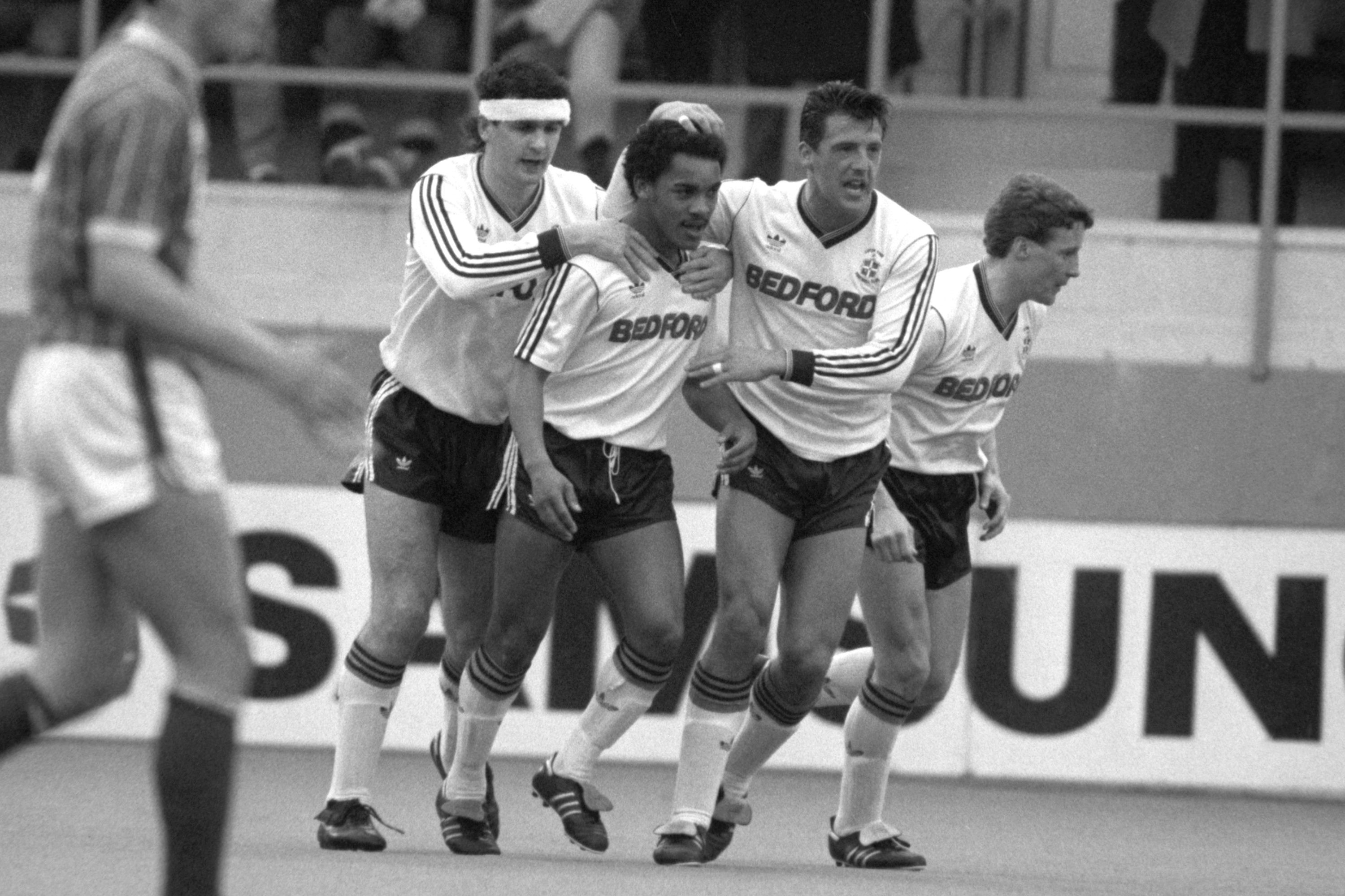Jogadores do Luton Town comemoram gol em partida da FA Cup, em 1986 / Getty Images