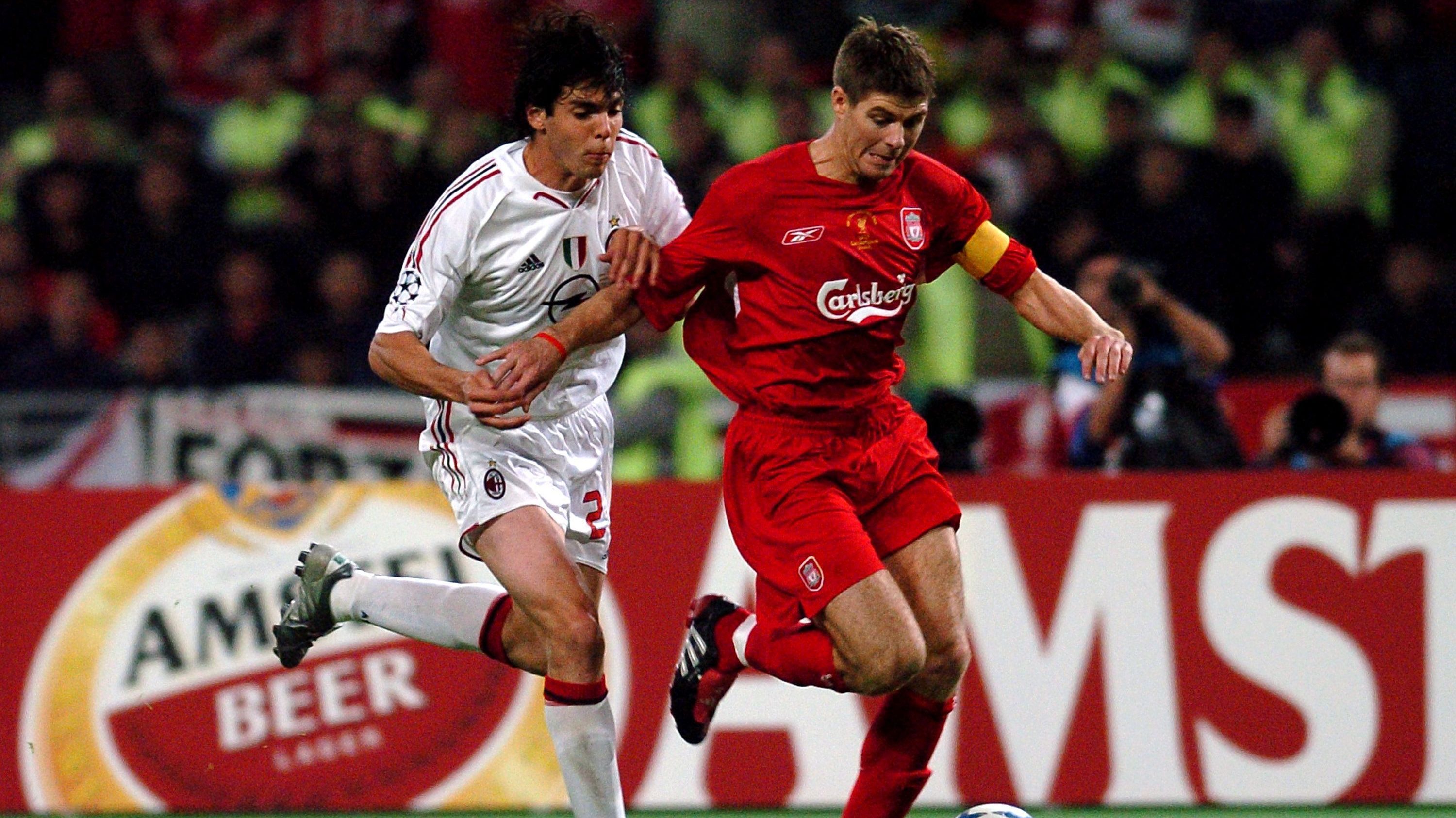 Kaká e Gerrard disputando bola na histórica final da Liga dos Campeões, em 2005