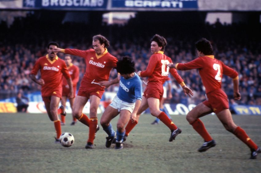 Falcão e Ancelotti, da Roma, enfrentando Maradona, do Napoli, em 1984 / Stefano Montesi - Corbis/Corbis via Getty Images