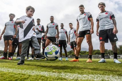 Pequeno Gui bate bola com jogadores do Vasco no CT Moacyr Barbosa