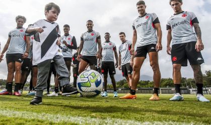 Pequeno Gui bate bola com jogadores do Vasco no CT Moacyr Barbosa