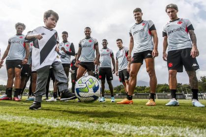 Pequeno Gui bate bola com jogadores do Vasco no CT Moacyr Barbosa