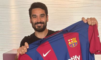 Gündogan posa com a camisa do Barcelona, seu novo clube
