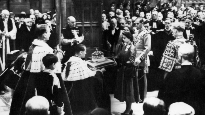 A Rainha na Catedral de St. Giles d urante sua visita real à Escócia em 1953 / Evening Standard/Alamy