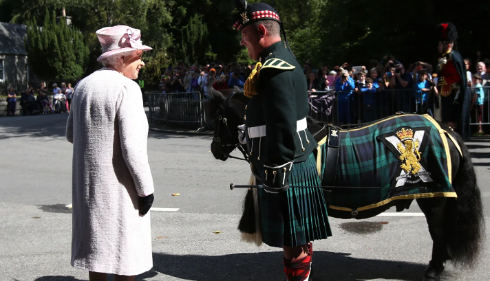 A Rainha com o pônei mascote Cabo Cruachan IV, em visita à Escócia em 2014 / Andrew Milligan/PA Images/Getty Images