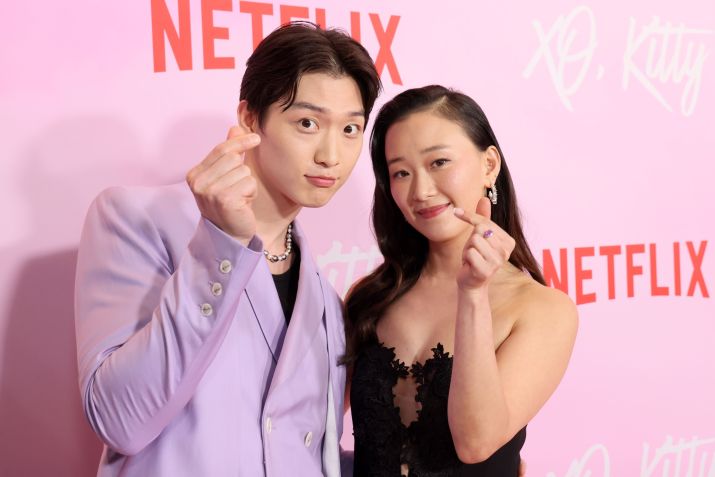 Sang Heon Lee and Gia Kim na premiere em Los Angeles de "Com Carinho, Kitty". / Rodin Eckenroth/Getty Images para Netflix