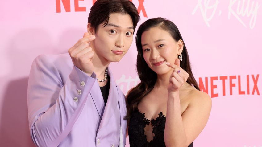 Sang Heon Lee and Gia Kim na premiere em Los Angeles de "Com Carinho, Kitty". / Rodin Eckenroth/Getty Images para Netflix