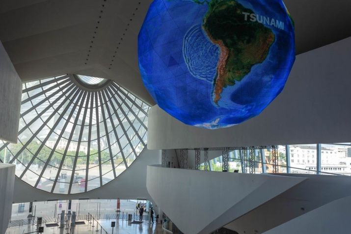 / Esfera de 4 metros de diâmetro, localizada no átrio do Museu do Amanhã. Divulgação: Museu do Amanhã