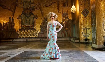 Parlamentar sueco se veste de drag queen para protestar contra intolerância