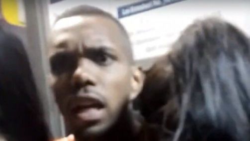 Lucas Pires é cobrado por torcedores do Santos em balada